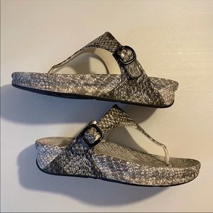 Fitflop Snakeskin Rubber Thong Sandals. Size 7